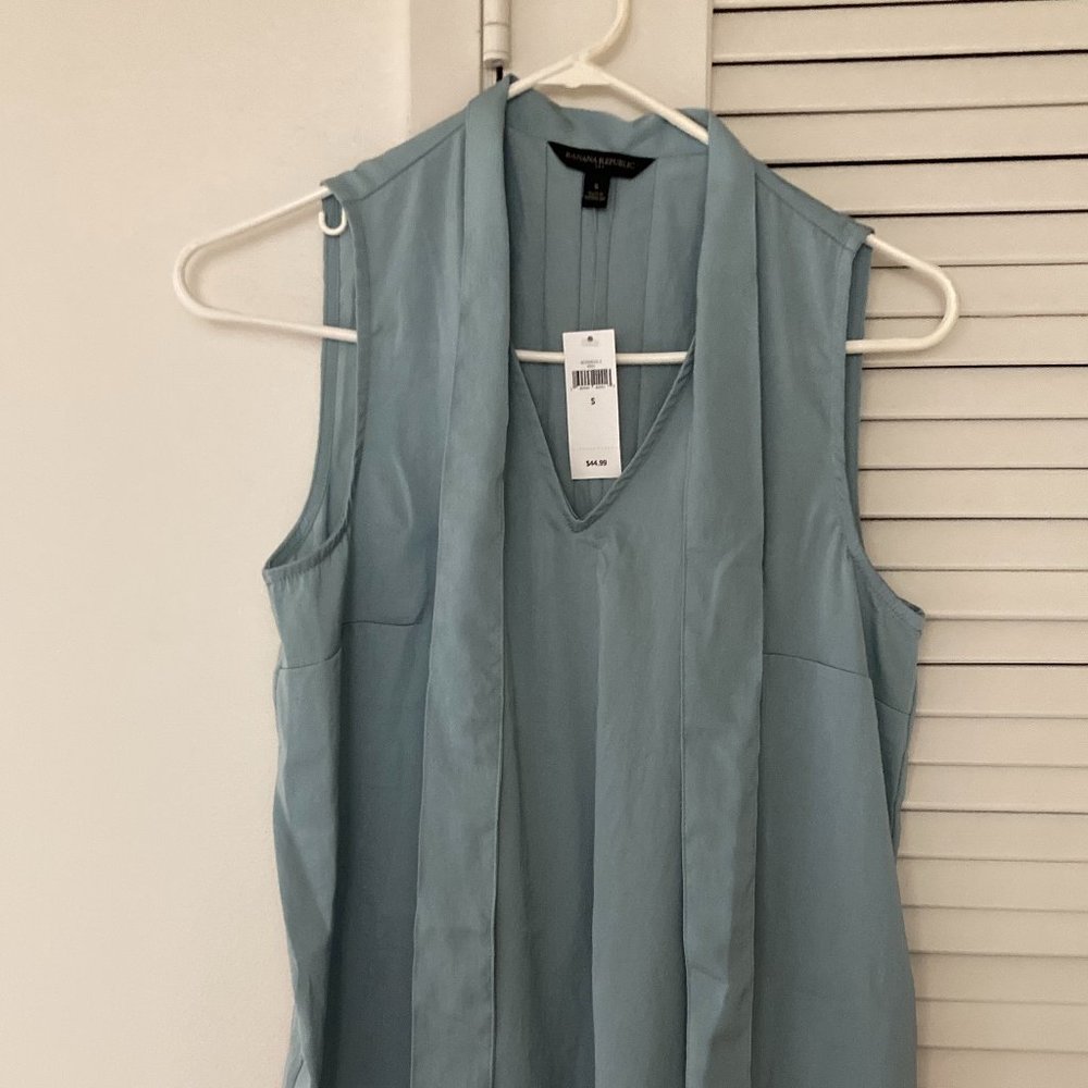 Tie-front Pleated Sleeveless Blouse